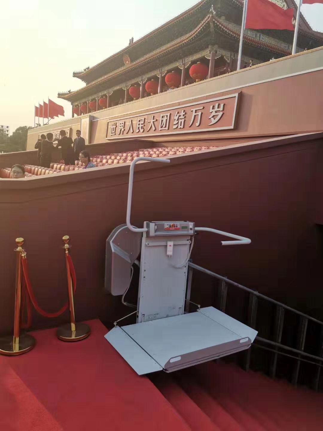 2全國(guó)人大代表呂世明：讓無(wú)障礙環(huán)境不再“障礙重重”——呼吁打造全方位的人文無(wú)障礙生活圈，讓無(wú)障礙走向“無(wú)障愛(ài)”-斜掛式升降平臺(tái),輪椅升降平臺(tái),無(wú)障礙升降平臺(tái)